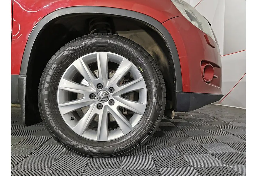 Volkswagen Tiguan 2.0 TSI 4Motion AT (180 л.с.) Sport & Style Красный в АВИЛОН. Слайд №9