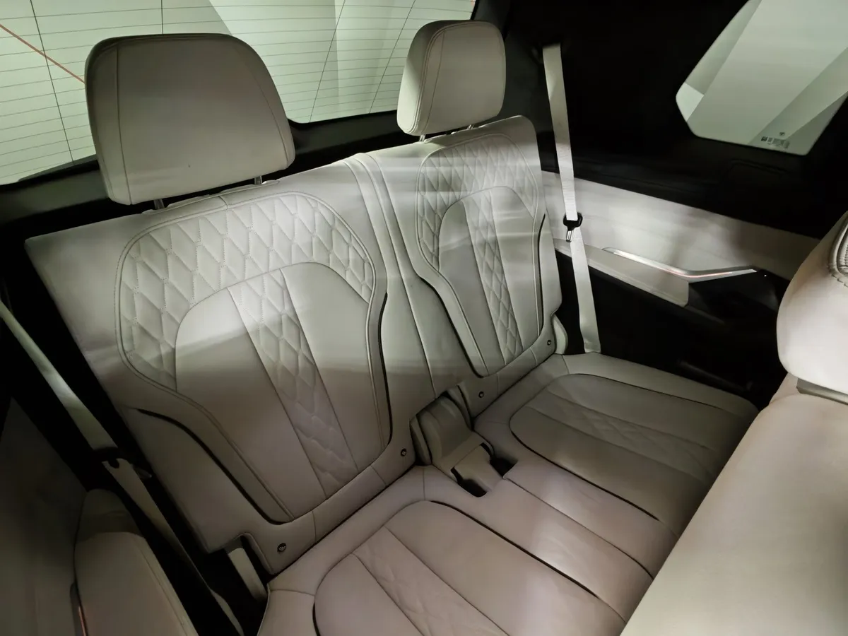 BMW X7 xDrive30d Steptronic (249 л.с.) M Sport Pro Черный в АВИЛОН. Слайд №28