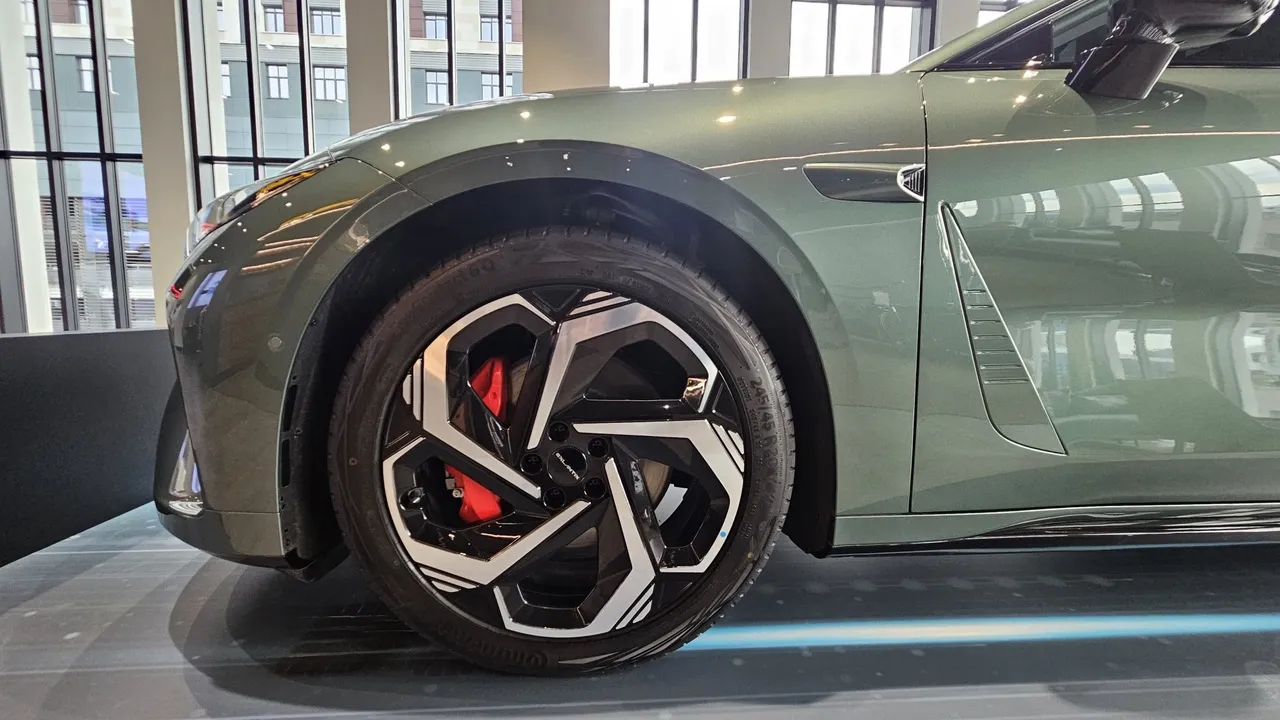 EXEED Exlantix ES 1.5 DHT 4WD (469 л.с.) GG Зеленый в АВИЛОН. Слайд №9