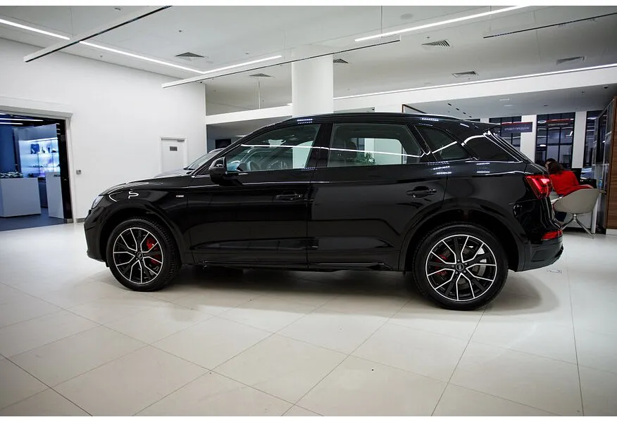 Audi Q5 L 2.0 TFSI S tronic quattro (245 л.с.) Luxury Dynamic Черный в АВИЛОН. Слайд №3