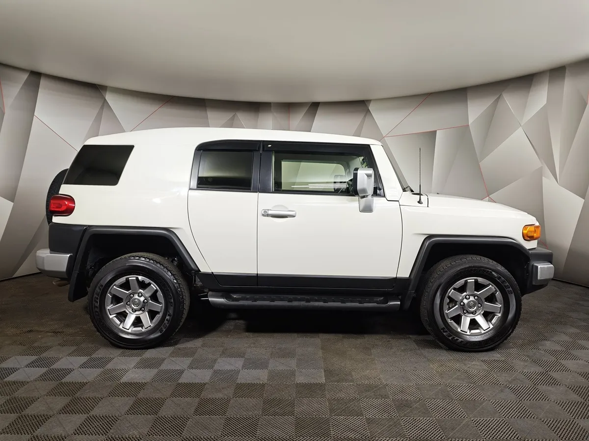 Toyota FJ Cruiser 4.0 AT 4WD (276 л.с.) Белый в АВИЛОН. Слайд №6