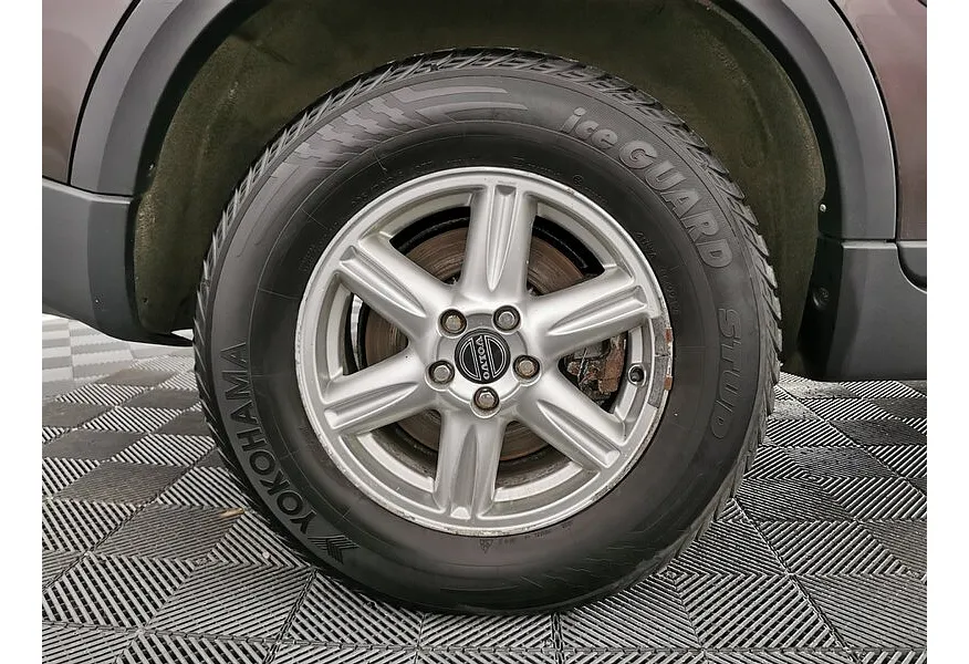 Volvo XC90 2.5 T5 Geartronic AWD (5 мест) (210 л.с.) Красный в АВИЛОН. Слайд №9