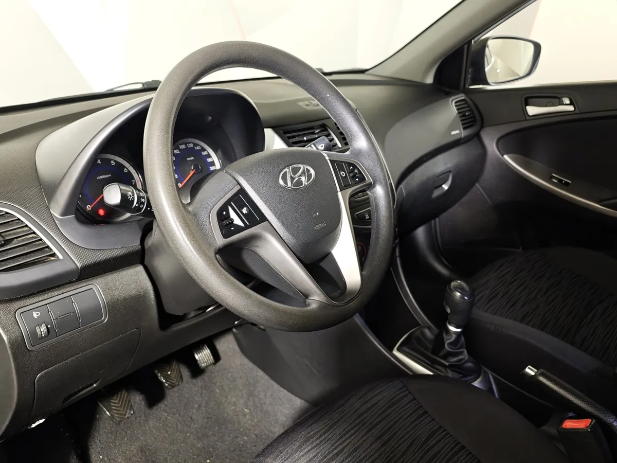 Hyundai Solaris 1.6 MT (123 л.с.) Comfort Черный в АВИЛОН. Слайд №19