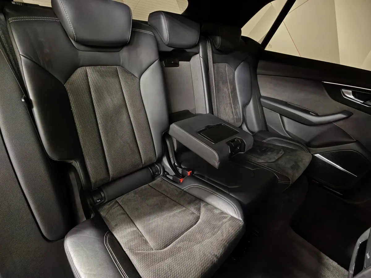 Audi Q8 55 TFSI Tiptronic quattro (340 л.с.) Серый в АВИЛОН. Слайд №17