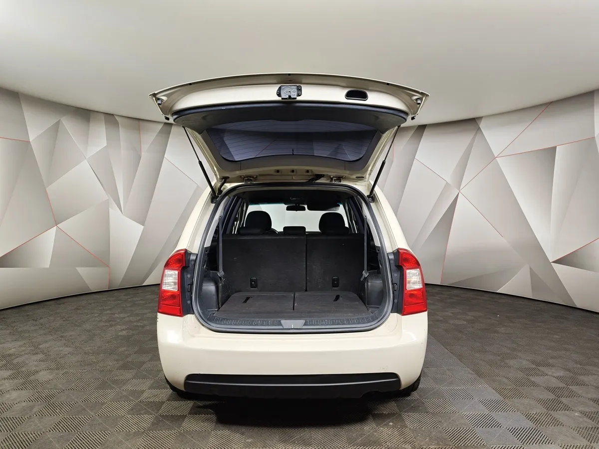 Kia Carens 2.0 MT (137 л.с.) Бежевый в АВИЛОН. Слайд №11