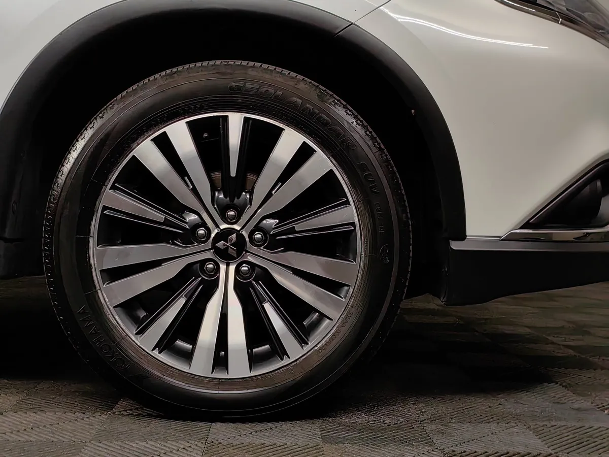 Mitsubishi Outlander 2.0 MIVEC CVT 4WD 7 мест (146 л.с.) Intense Plus Белый в АВИЛОН. Слайд №9