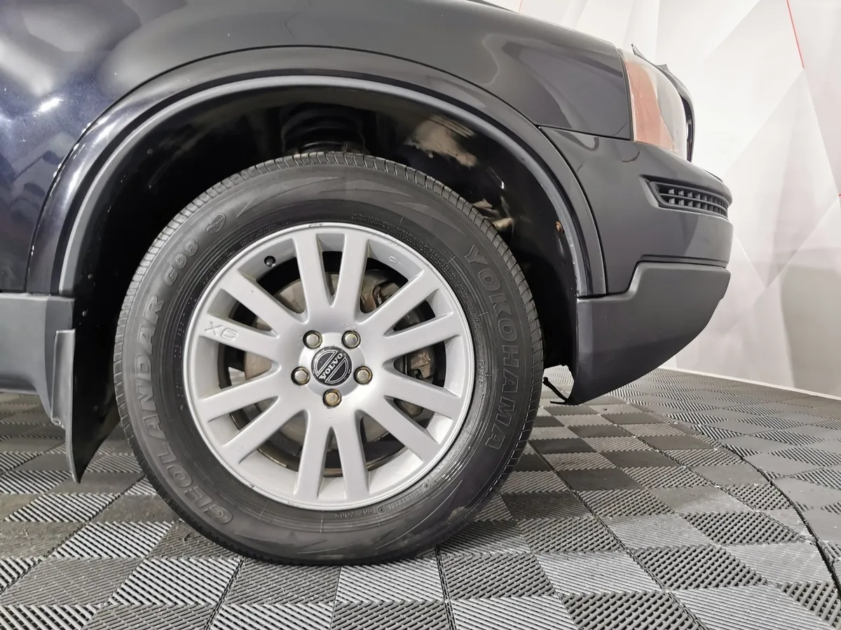Volvo XC90 2.5 T5 Geartronic AWD (5 мест) (210 л.с.) Черный в АВИЛОН. Слайд №9