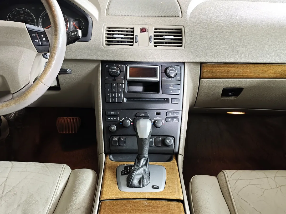 Volvo XC90 2.5 T5 Geartronic AWD (5 мест) (210 л.с.) Бежевый в АВИЛОН. Слайд №12