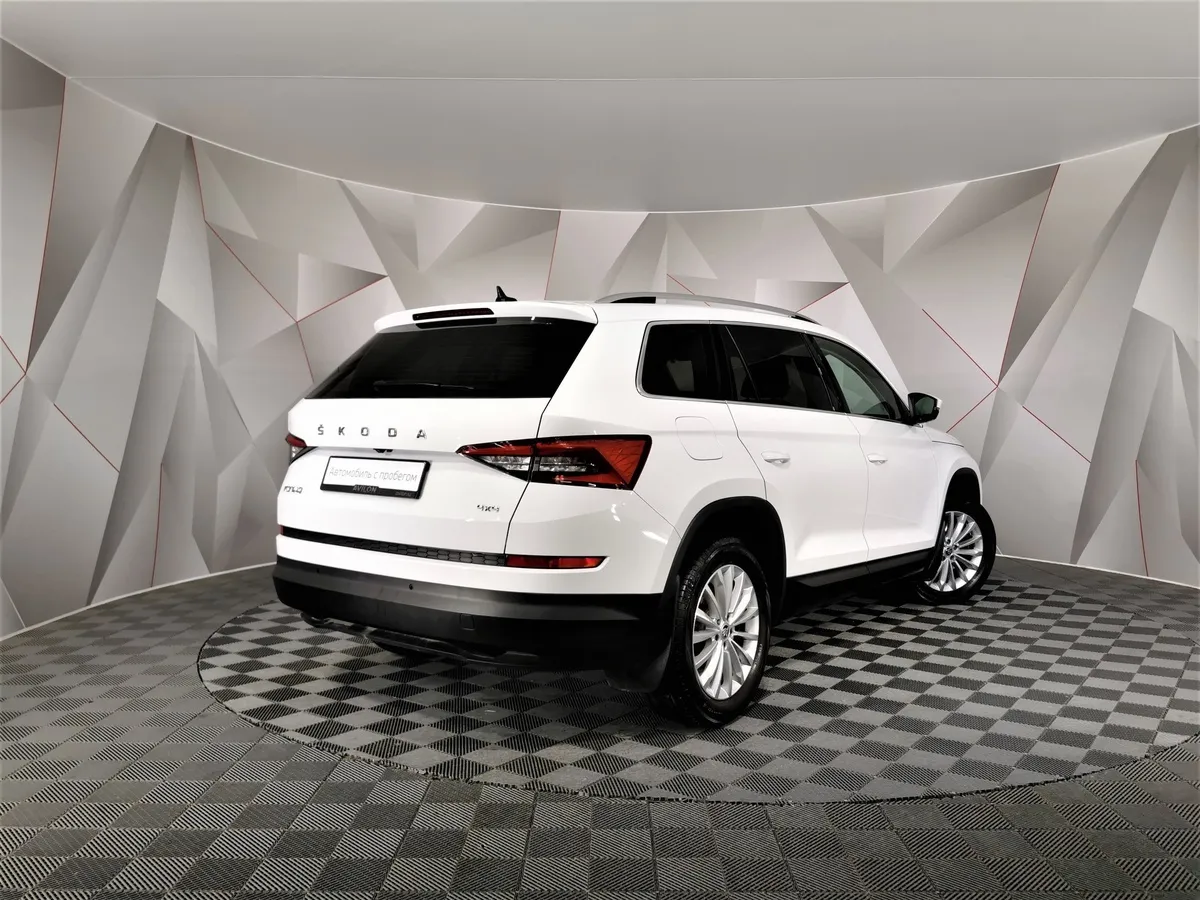 Skoda Kodiaq 2.0 TSI DSG 4X4 (180 л.с.) Белый в АВИЛОН. Слайд №2
