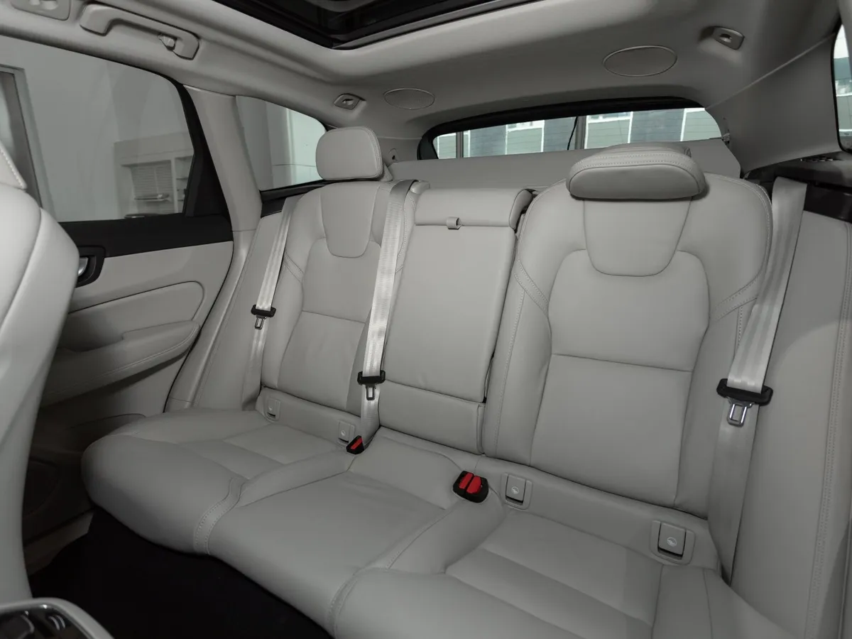 Volvo XC60 2.0 B5 8AT AWD (250 л.с.) Ultra Dark Синий в АВИЛОН. Слайд №9