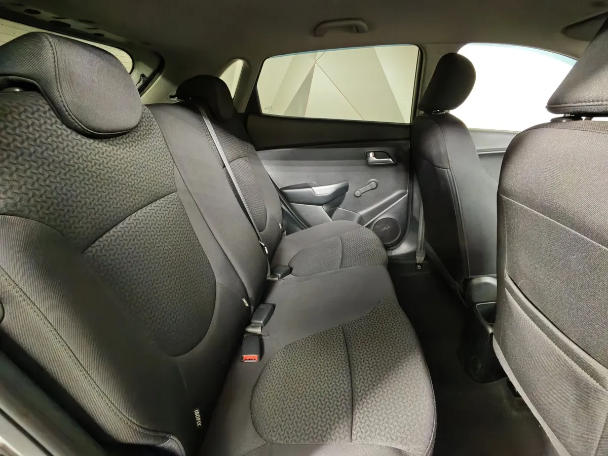 Kia Rio 1.6 AT (123 л.с.) Серебристый в АВИЛОН. Слайд №14