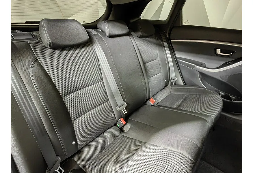 Hyundai i30 1.6 AT (126 л.с.) Черный в АВИЛОН. Слайд №17