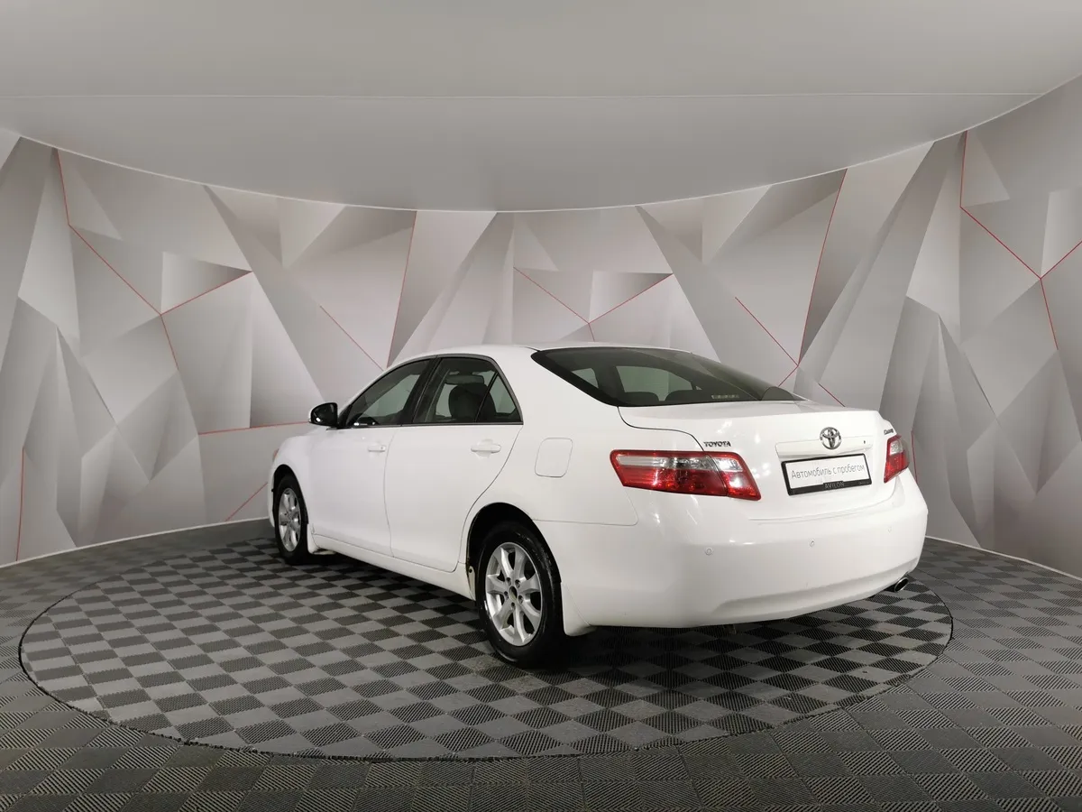 Toyota Camry 2.4 VVT-i AT (167 л.с.) Белый в АВИЛОН. Слайд №4