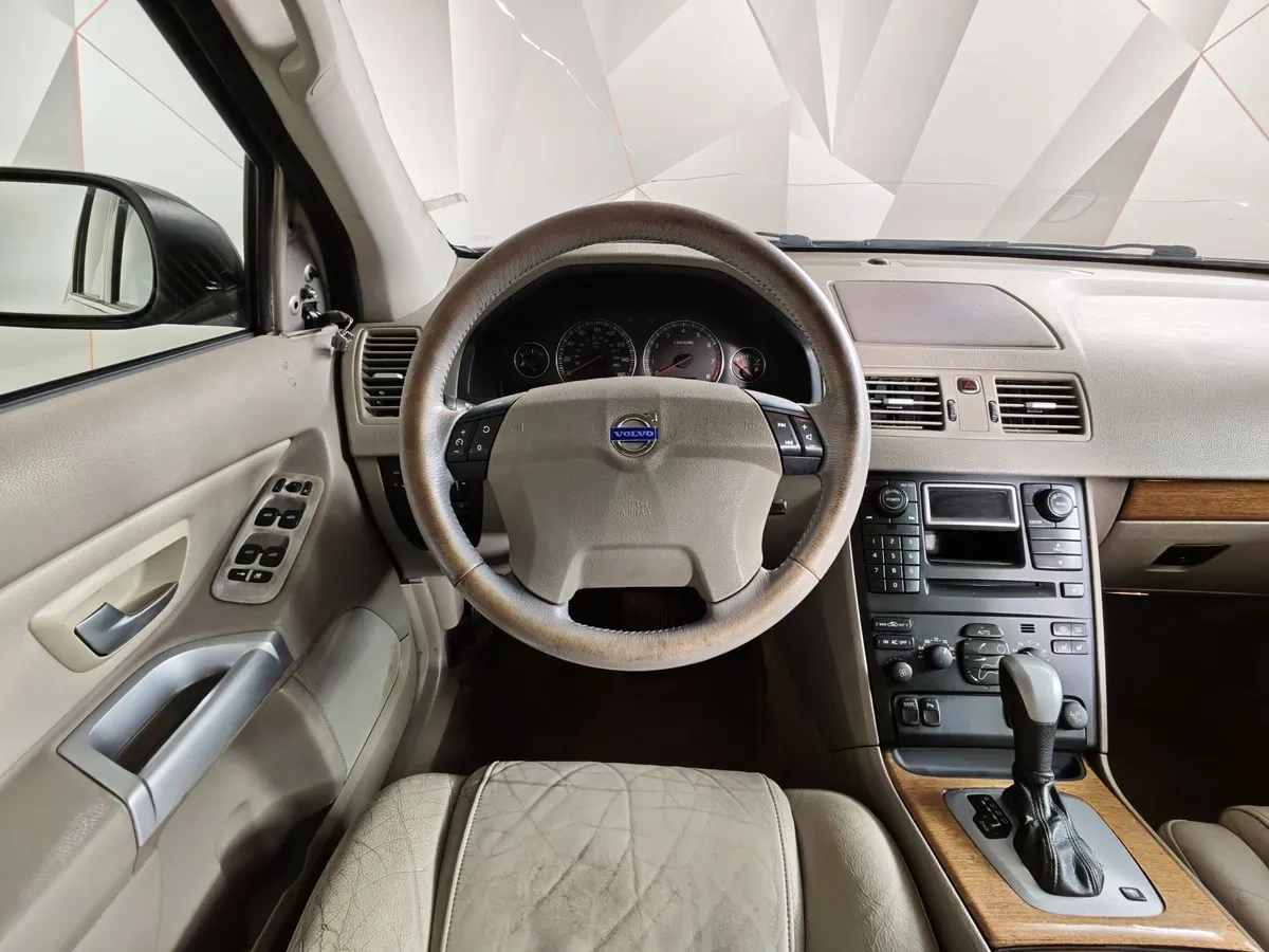 Volvo XC90 2.5 T5 Geartronic AWD (5 мест) (210 л.с.) Бежевый в АВИЛОН. Слайд №17