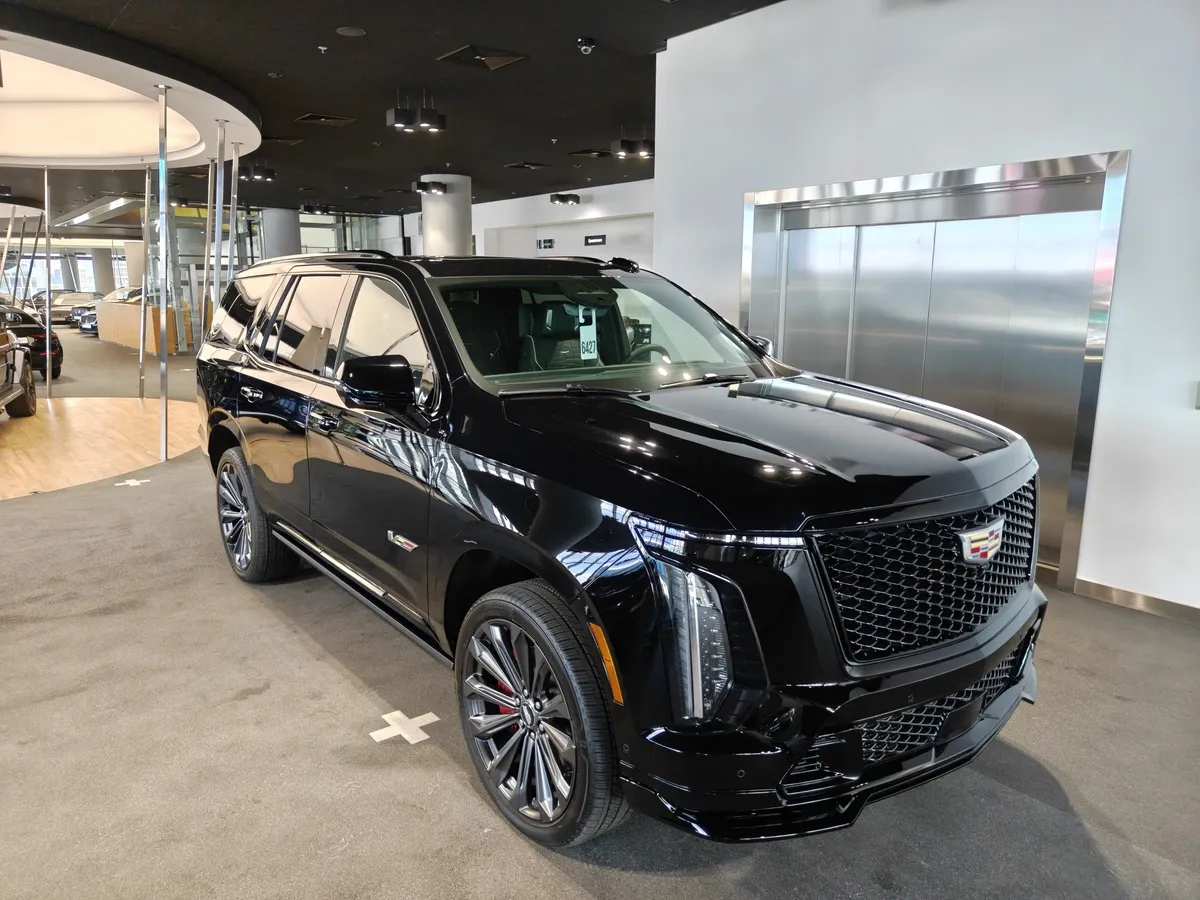 Cadillac Escalade V 6.2 AT 4WD (690 л.с.) V-series Черный в АВИЛОН. Слайд №3