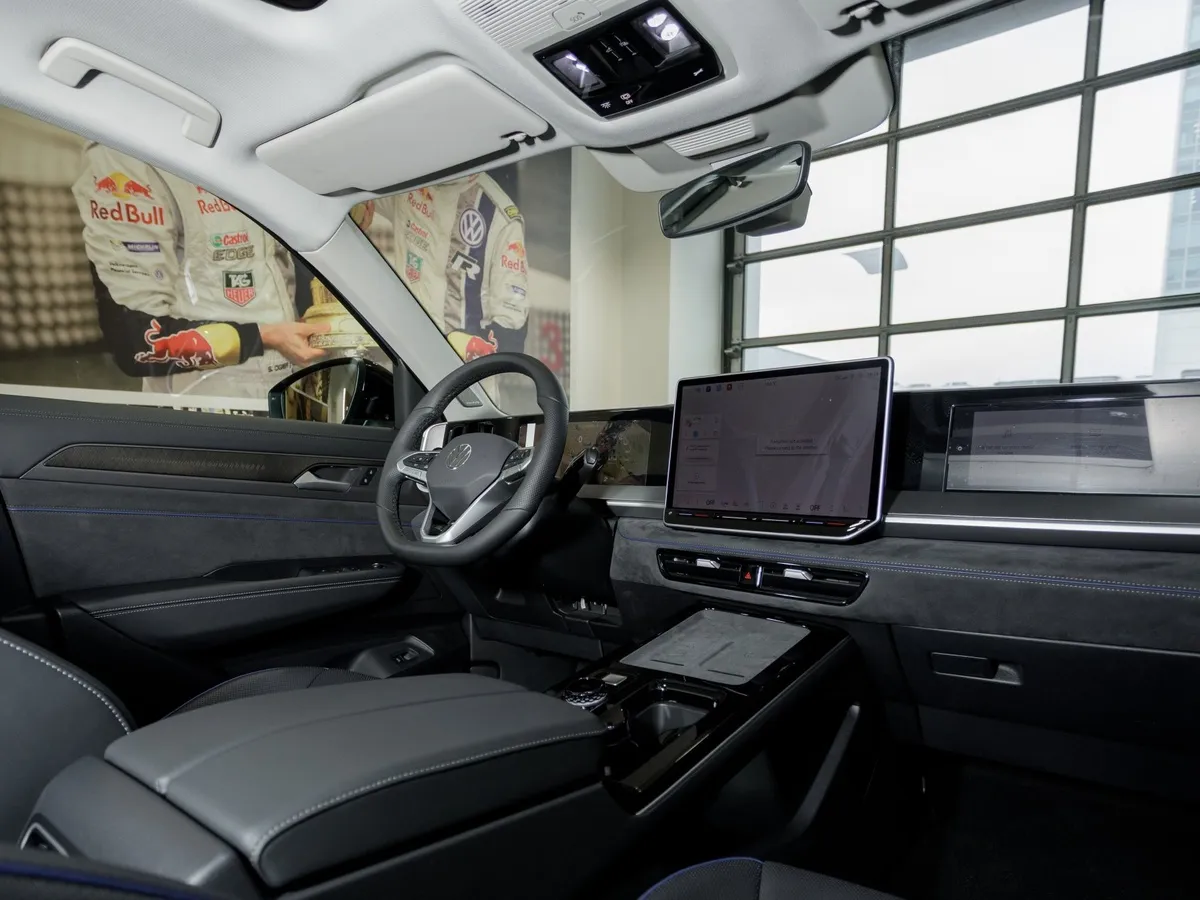 Volkswagen Tavendor 2.0 DSG 4WD (272 л.с.) Р-Лайн Тоуринг Черный в АВИЛОН. Слайд №13