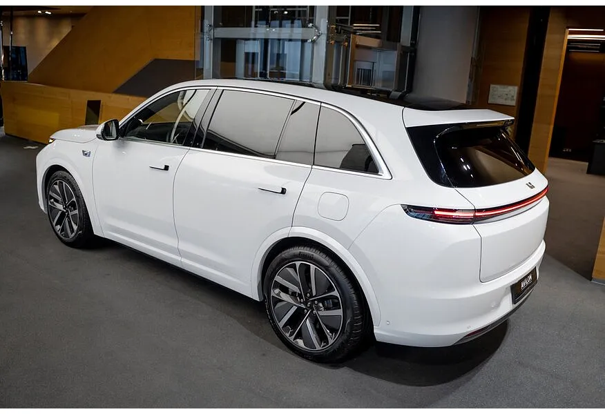 Li Auto L7 1.5 AT 4WD (449 л.с.) Ultra Белый в АВИЛОН. Слайд №2