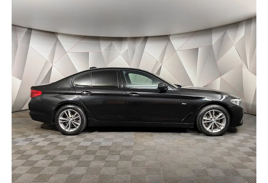 BMW 5 серия 530i xDrive Steptronic (249 л.с.) Черный в АВИЛОН. Слайд №6