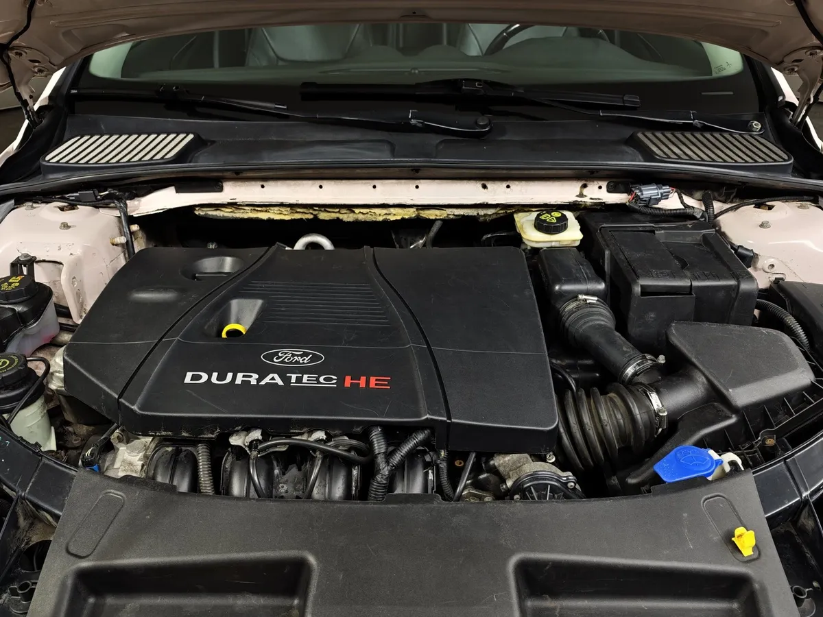 Ford Mondeo 2.3 AT (160 л.с.) Ghia Красный в АВИЛОН. Слайд №11
