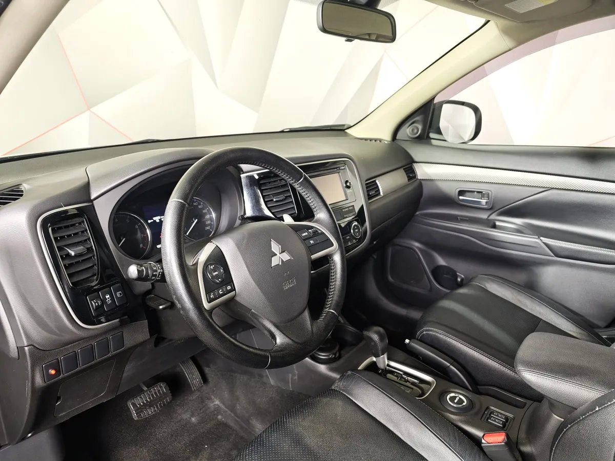 Mitsubishi Outlander 2.4 CVT 4WD (167 л.с.) Черный в АВИЛОН. Слайд №17