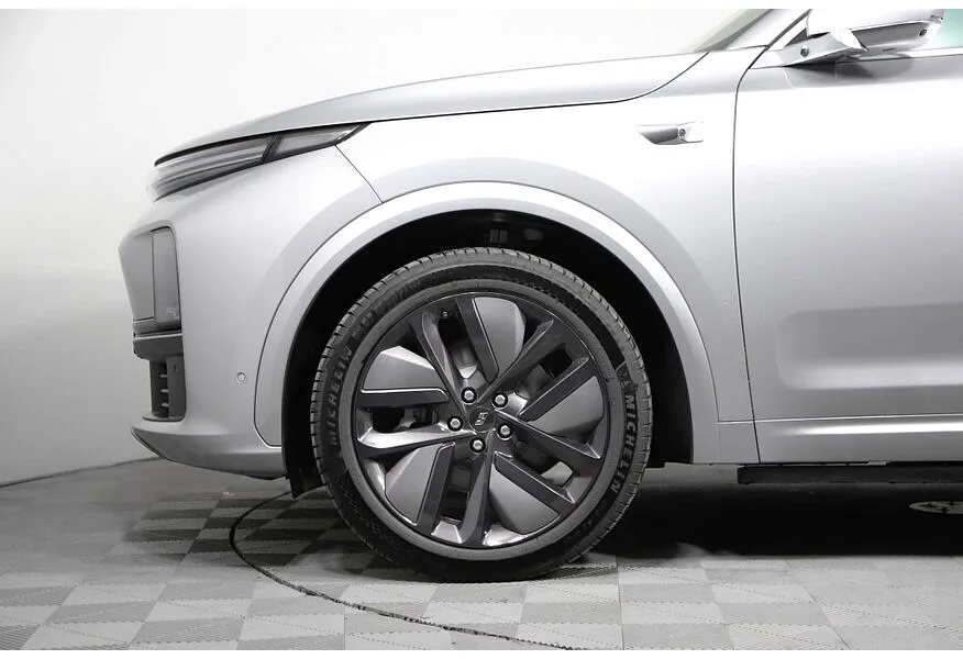 Li Auto L7 1.5 AT 4WD (449 л.с.) Ultra Серебристый в АВИЛОН. Слайд №10