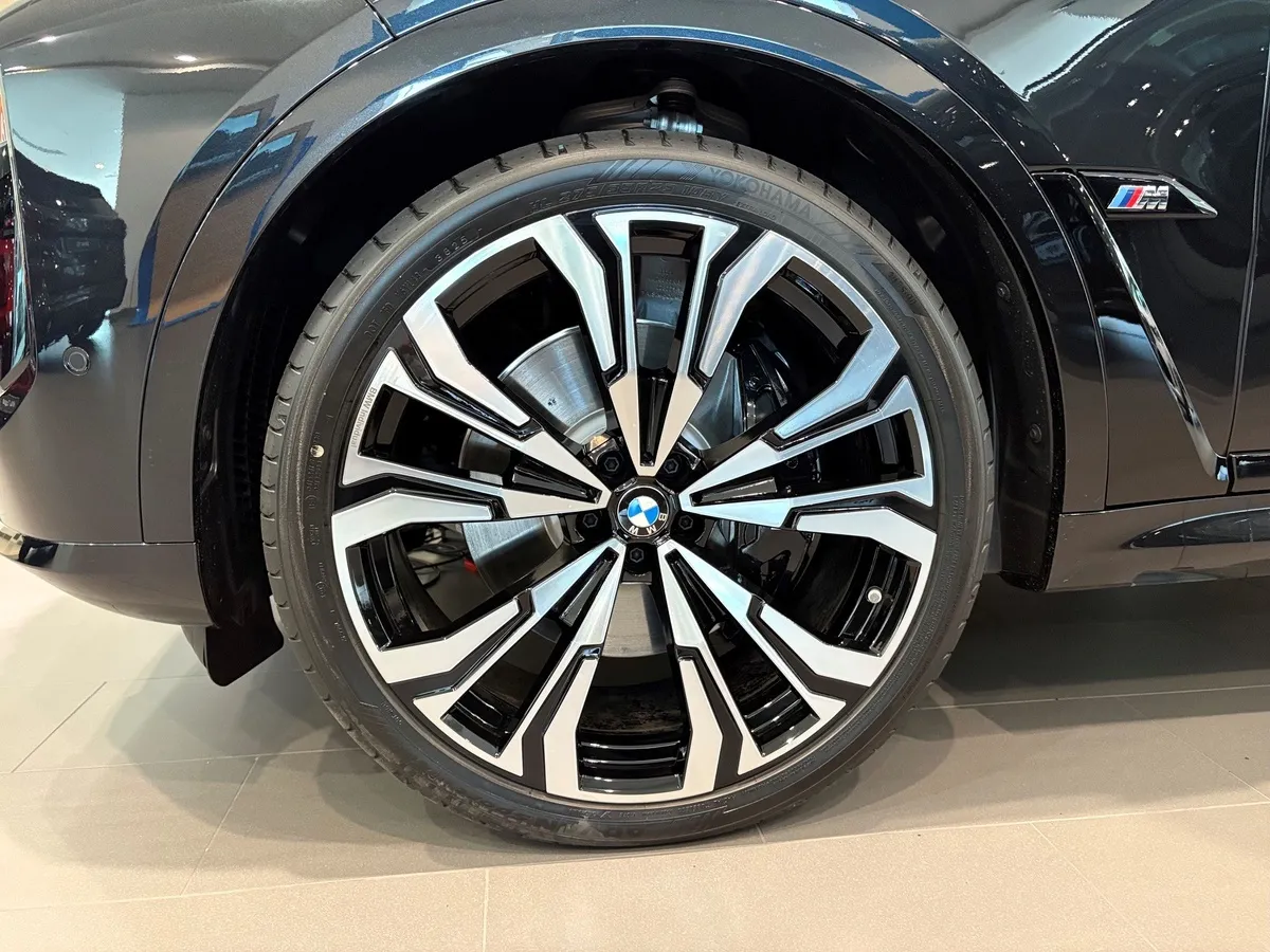 BMW X7 M60i xDrive (530 л.с.) Черный в АВИЛОН. Слайд №9
