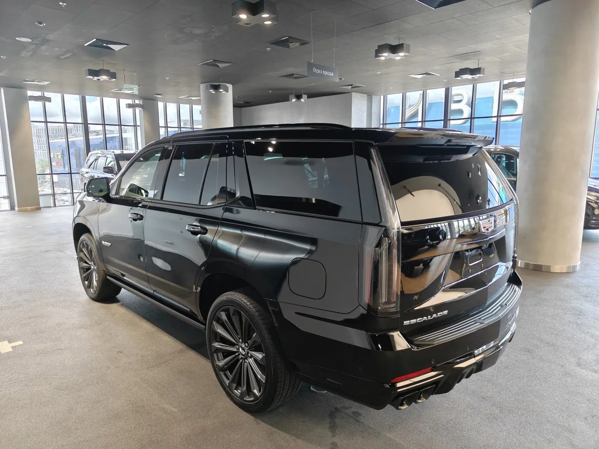 Cadillac Escalade V 6.2 AT 4WD (690 л.с.) V-series Черный в АВИЛОН. Слайд №4