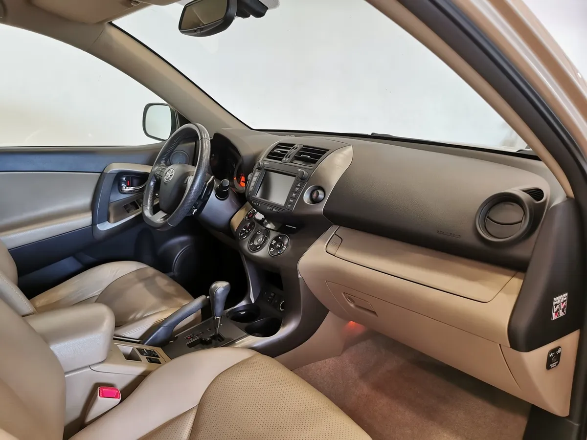 Toyota RAV4 2.0 CVT (148 л.с.) Стандарт Бежевый в АВИЛОН. Слайд №12