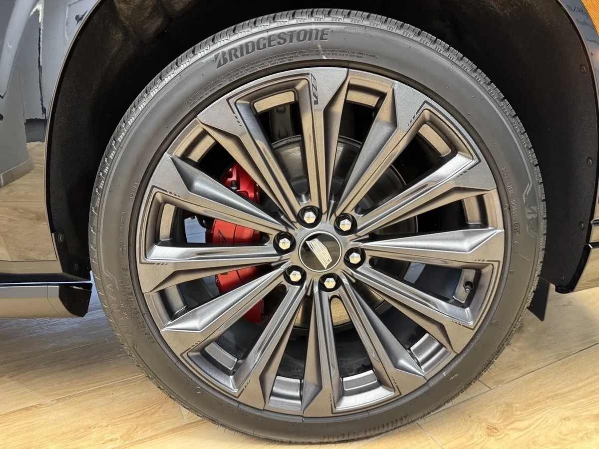 Cadillac Escalade V 6.2 AT 4WD (690 л.с.) V-series Черный в АВИЛОН. Слайд №8