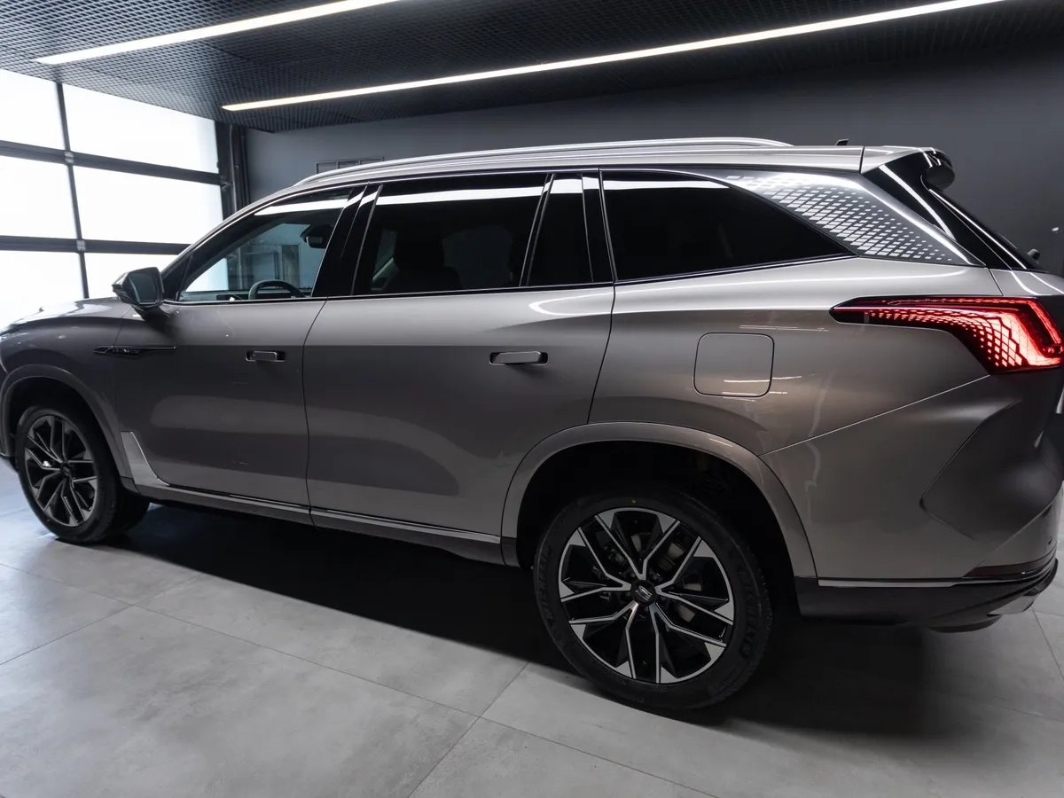 Москвич М90 2.0 ATT 4WD (200 л.с.) Ультимейт Серебристый в АВИЛОН. Слайд №3