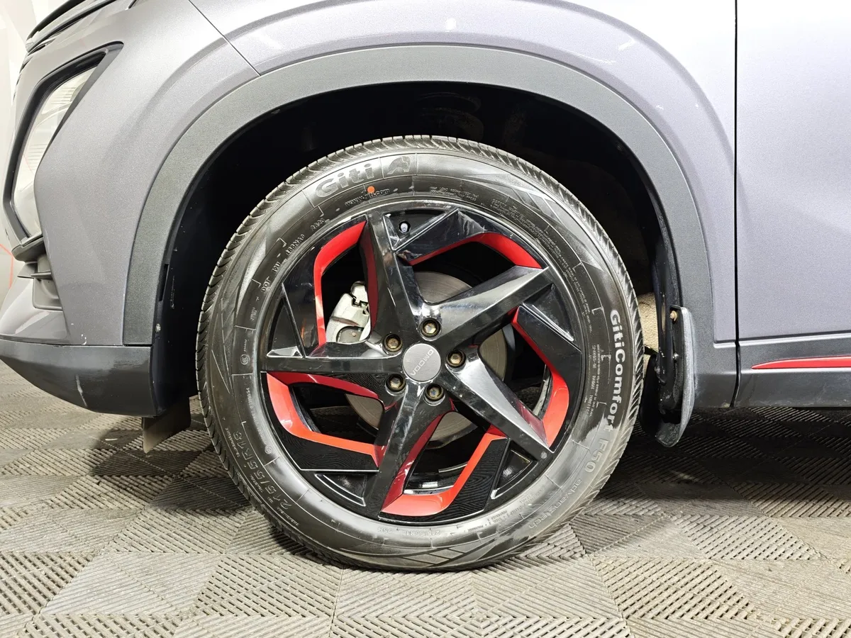 Omoda C5 1.5T CVT (147 л.с.) Lifestyle (красные элементы экстерьера) Серый в АВИЛОН. Слайд №9