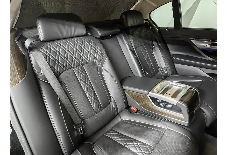 BMW 7 серия 740Ld xDrive AT (320 л.с.) Pure Excellence Черный в АВИЛОН. Слайд №11