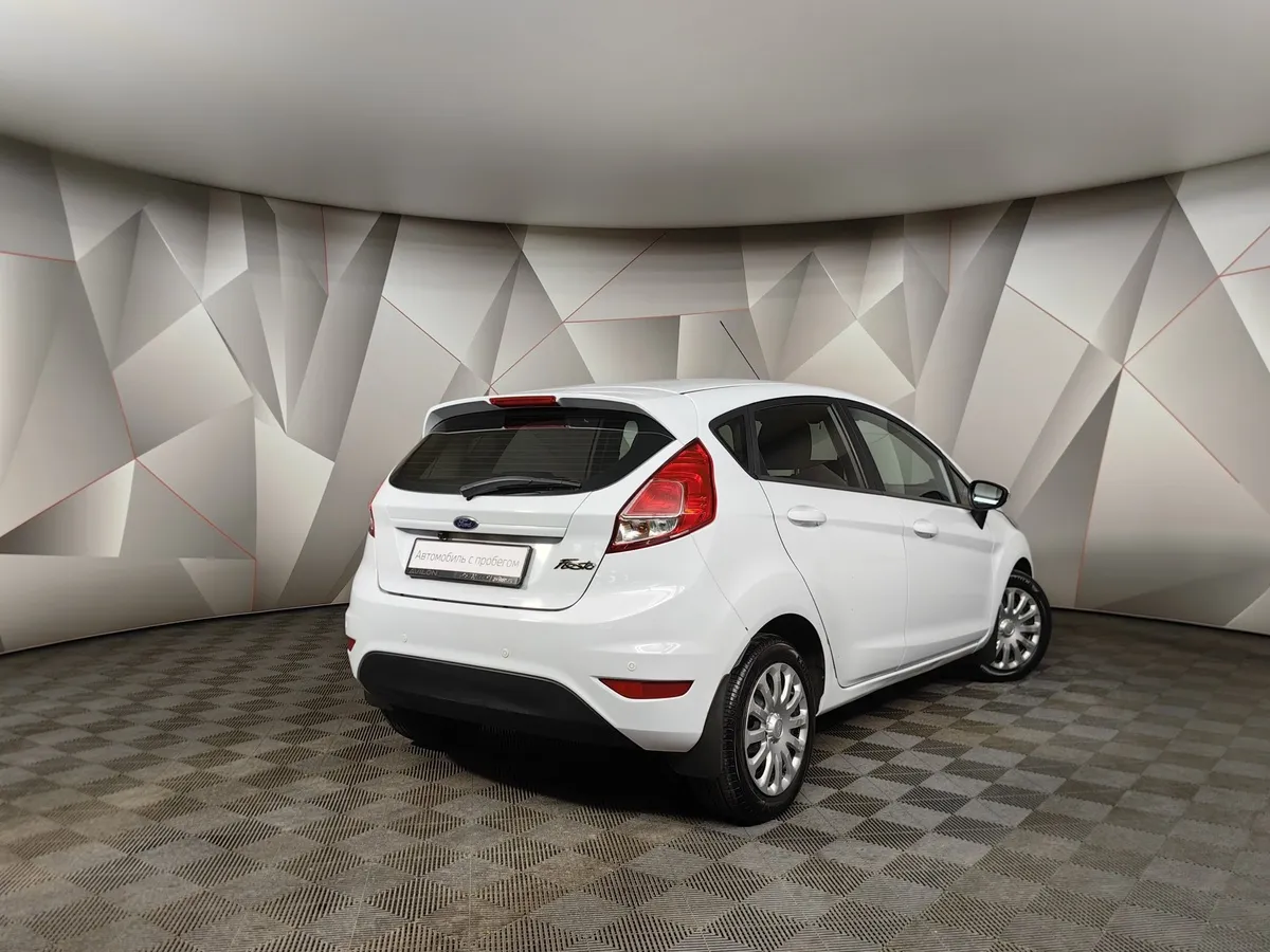 Ford Fiesta 1.4 MT (80 л.с.) Ghia Белый в АВИЛОН. Слайд №2