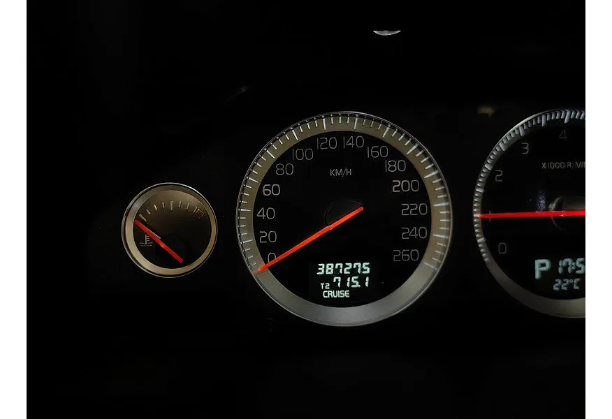 Volvo XC90 2.5 T5 Geartronic AWD (5 мест) (210 л.с.) Серый в АВИЛОН. Слайд №18