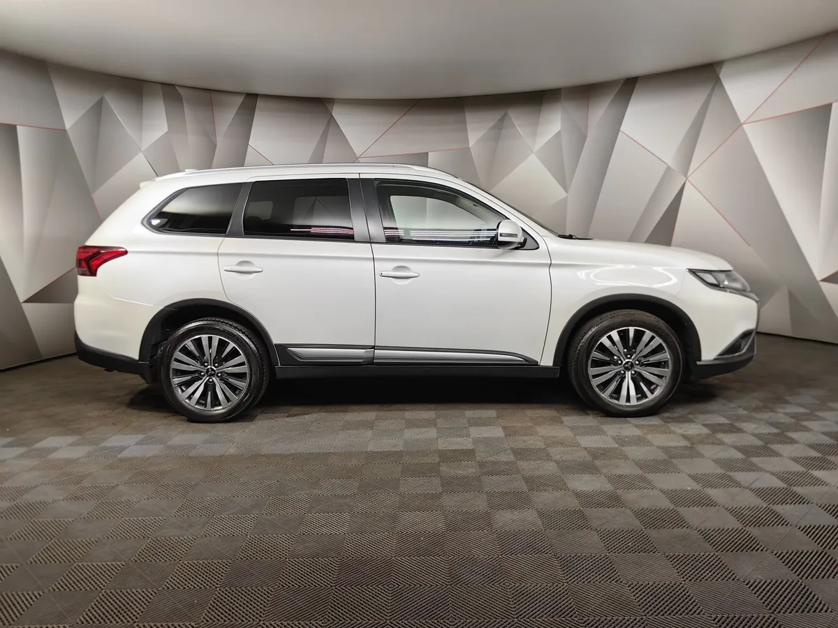 Mitsubishi Outlander 2.0 MIVEC CVT 4WD 7 мест (146 л.с.) Intense Plus Белый в АВИЛОН. Слайд №6
