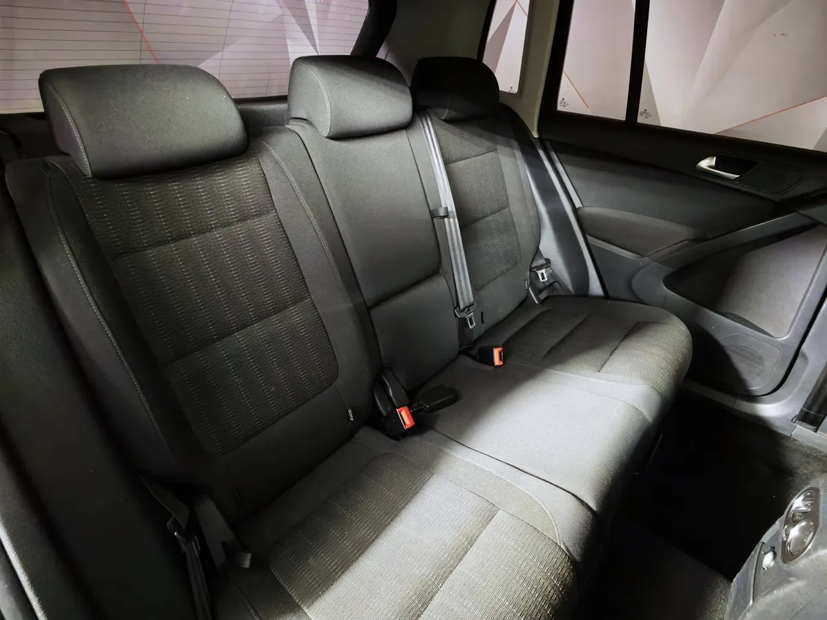 Volkswagen Tiguan 2.0 TDI 4Motion AT (140 л.с.) Track & Field Черный в АВИЛОН. Слайд №16