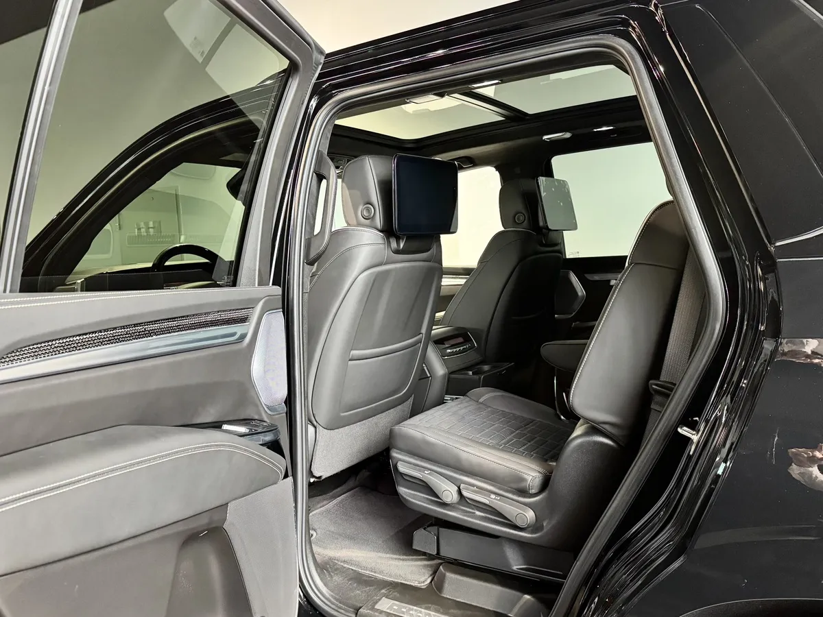 Cadillac Escalade V 6.2 AT 4WD (690 л.с.) V-series Черный в АВИЛОН. Слайд №12