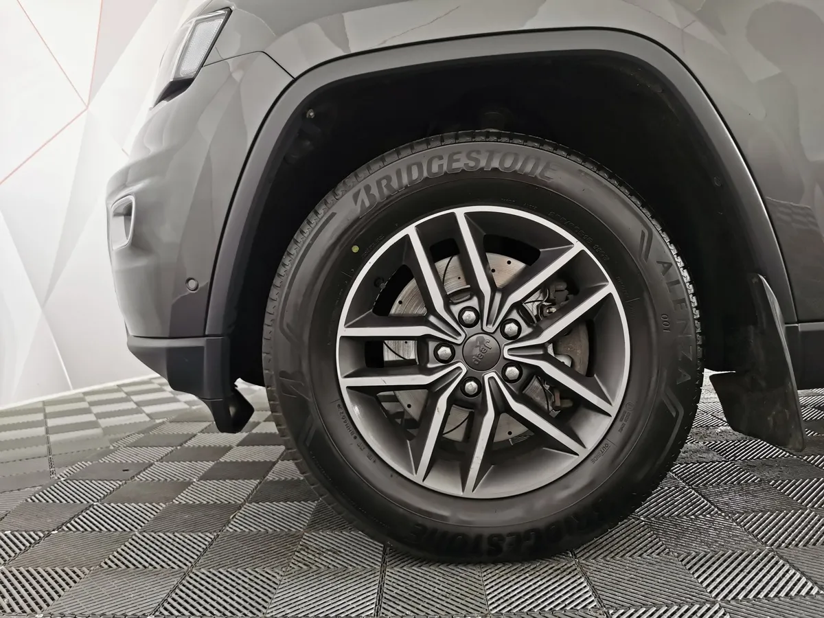 Jeep Grand Cherokee 3.0 AT AWD (238 л.с.) Limited Серый в АВИЛОН. Слайд №9
