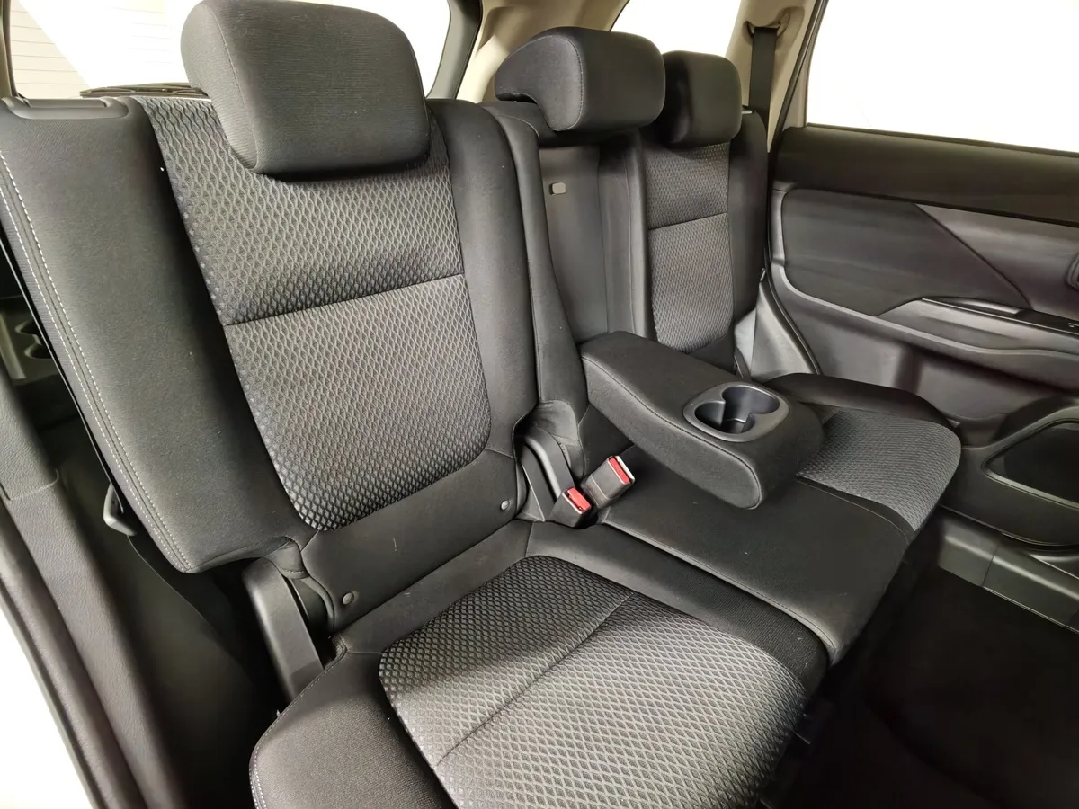 Mitsubishi Outlander 2.0 CVT (146 л.с.) Invite Белый в АВИЛОН. Слайд №17