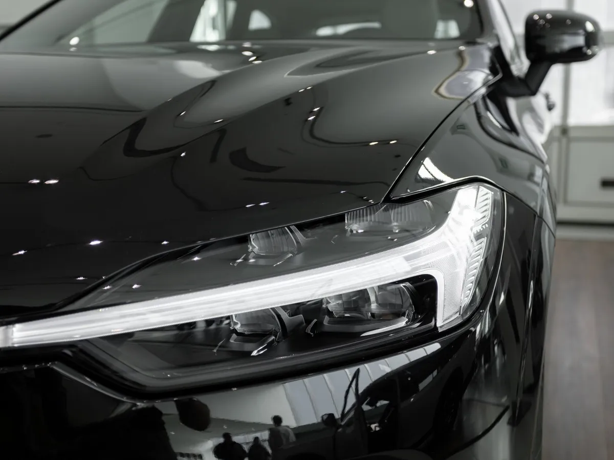 Volvo XC60 2.0 AT AWD (264 л.с.) Luxury Edition Черный в АВИЛОН. Слайд №16
