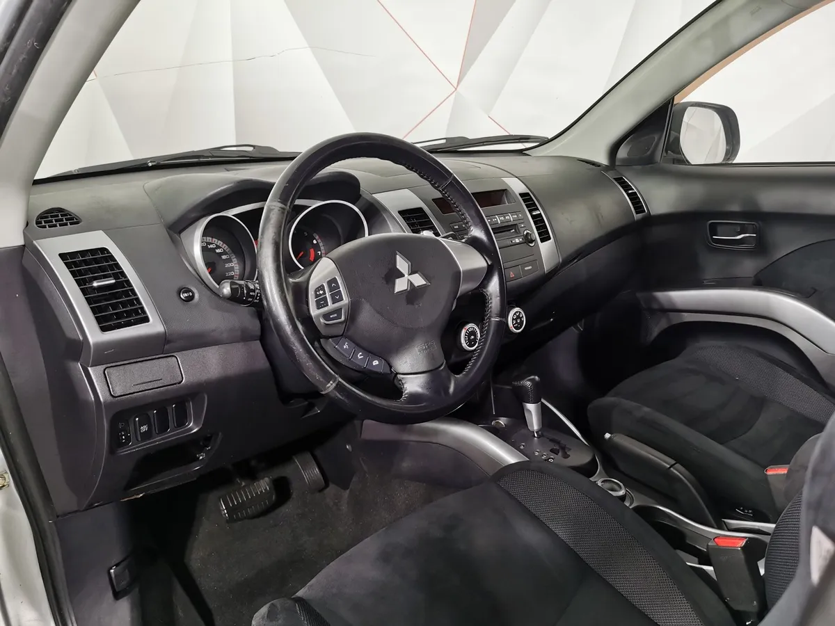 Mitsubishi Outlander 2.4 CVT 4WD (170 л.с.) Серебристый в АВИЛОН. Слайд №16