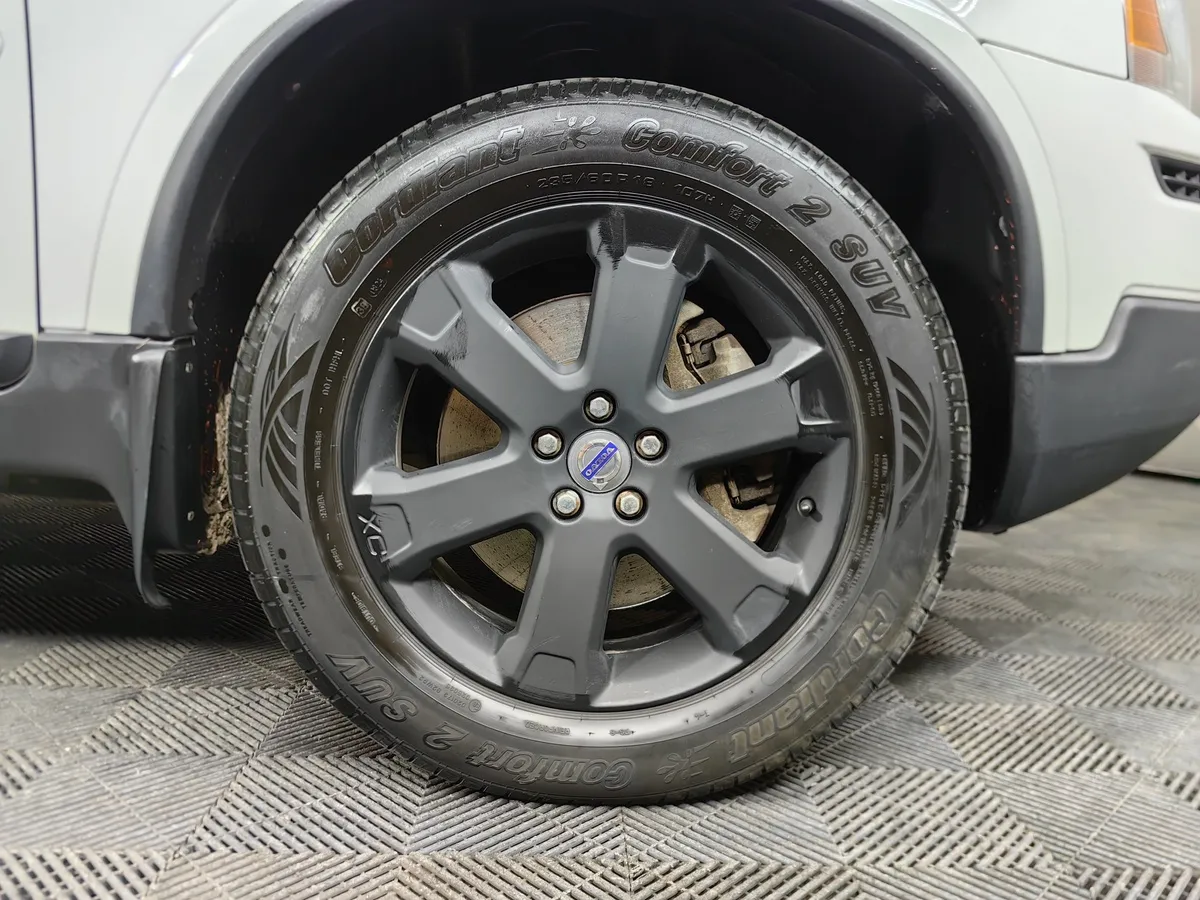 Volvo XC90 2.5 T5 Geartronic AWD (5 мест) (210 л.с.) Белый в АВИЛОН. Слайд №8