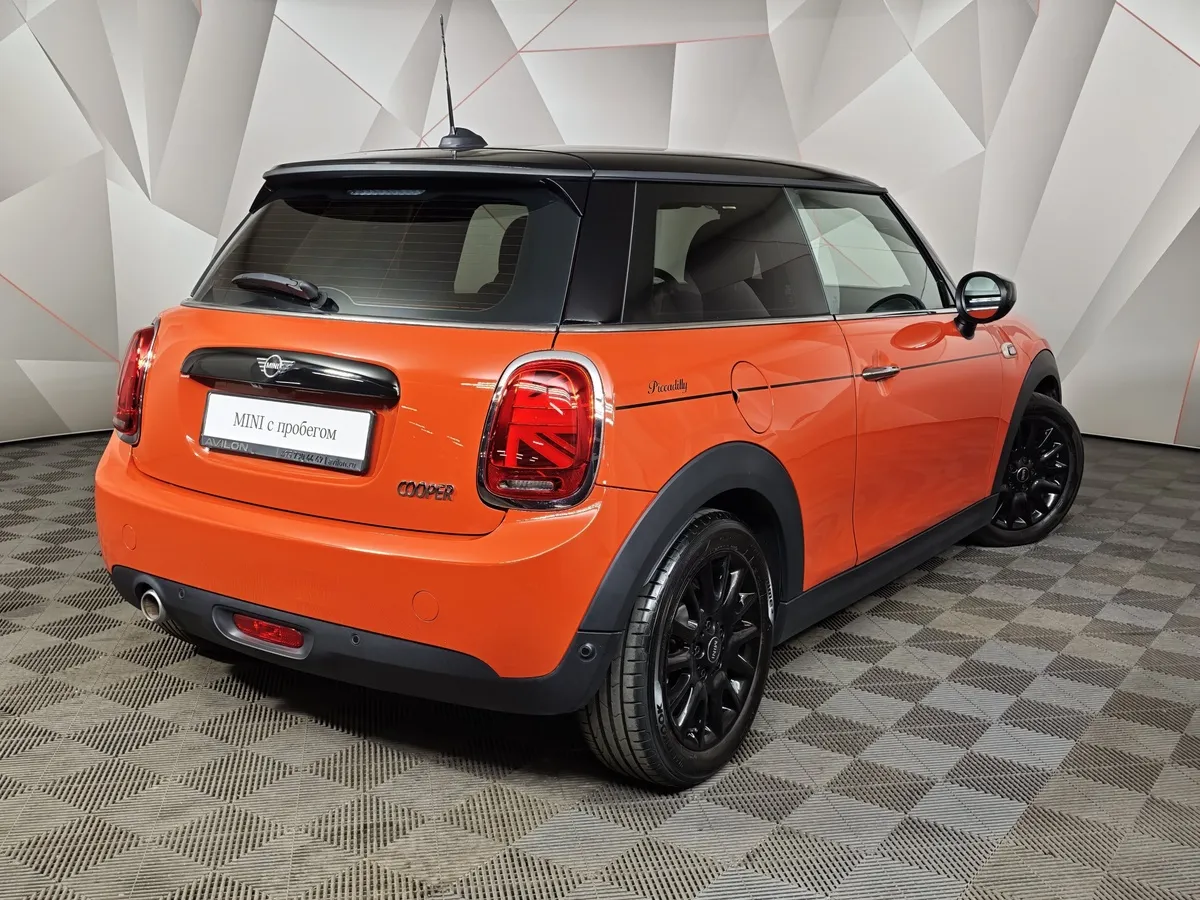 Mini 5 дверей Cooper 1.5 AMT (136 л.с.) Оранжевый в АВИЛОН. Слайд №2