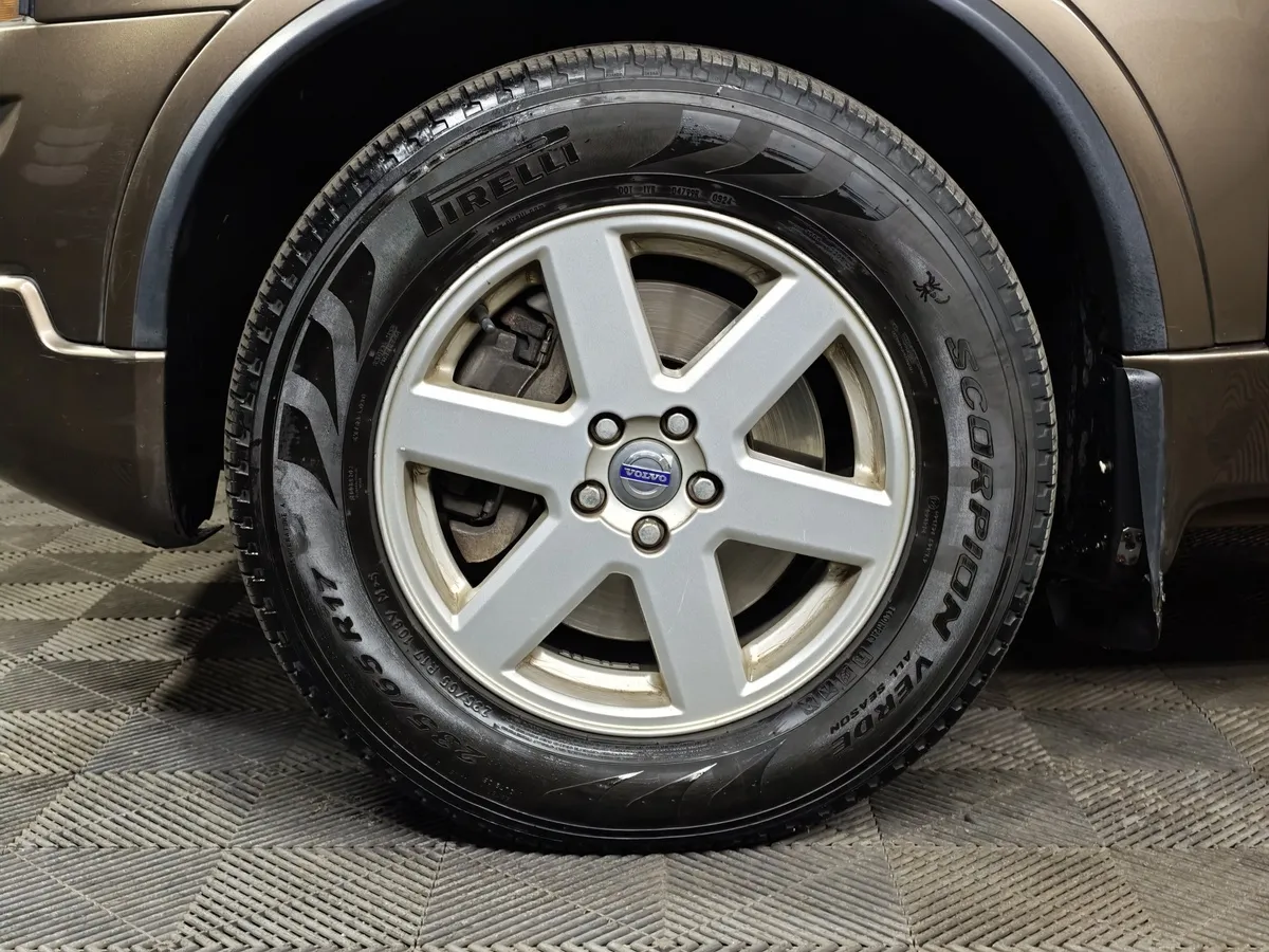 Volvo XC90 2.5 T5 Geartronic AWD (5 мест) (210 л.с.) Коричневый в АВИЛОН. Слайд №9