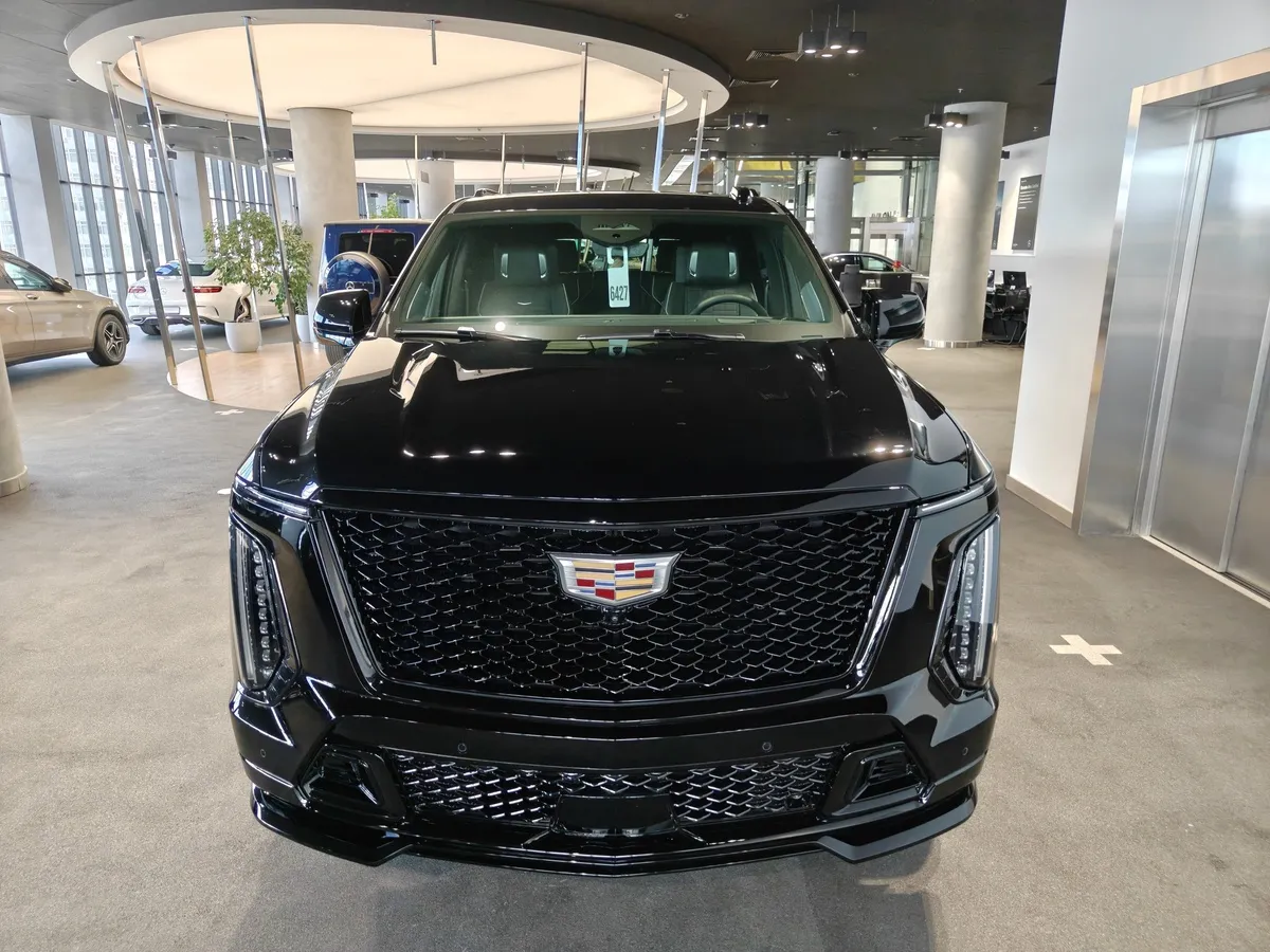 Cadillac Escalade V 6.2 AT 4WD (690 л.с.) V-series Черный в АВИЛОН. Слайд №7