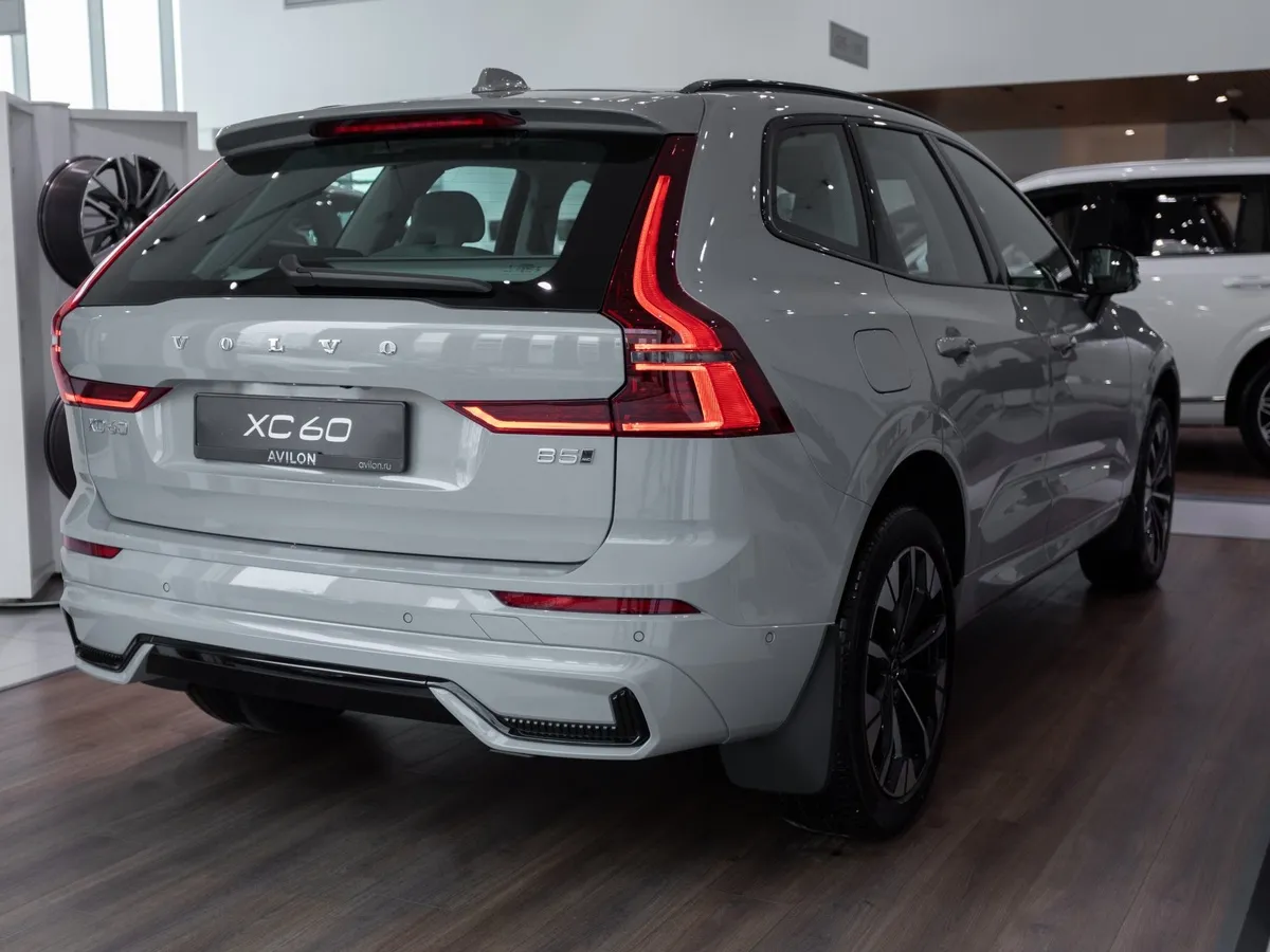Volvo XC60 2.0 B5 8AT AWD (250 л.с.) Ultra Dark Серый в АВИЛОН. Слайд №6