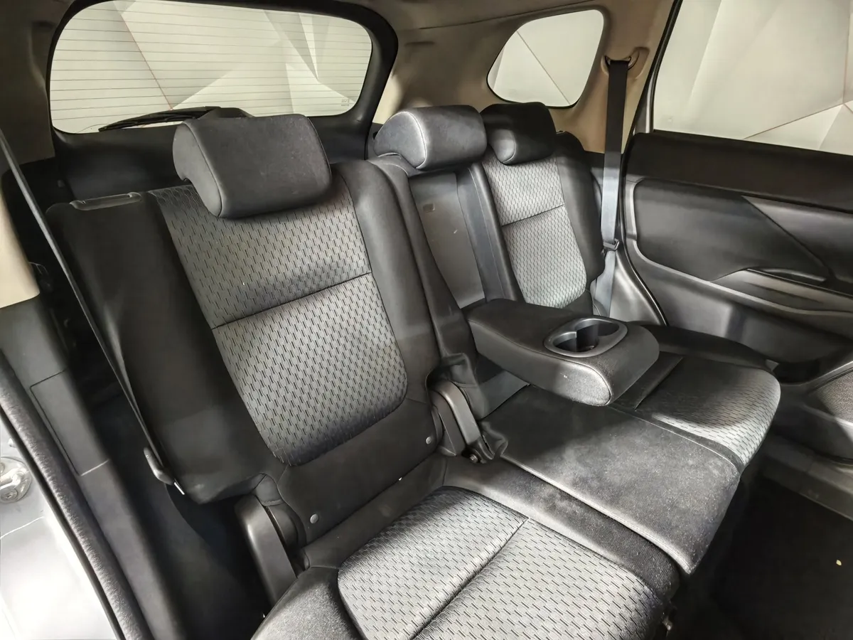 Mitsubishi Outlander 2.0 CVT (146 л.с.) Invite Серебристый в АВИЛОН. Слайд №17