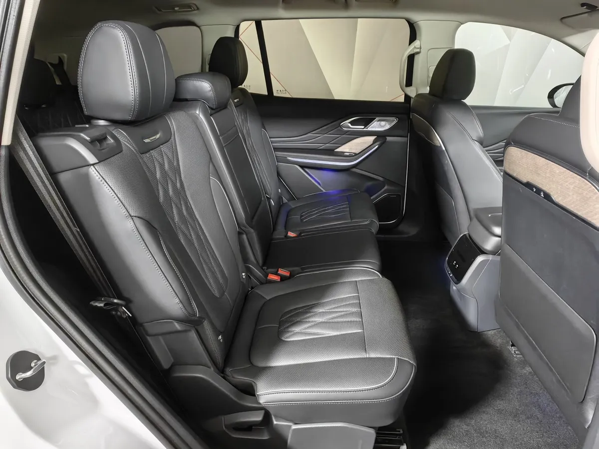 Hongqi HS7 2.0T 8AT 4WD (245 л.с.) Делюкс Белый в АВИЛОН. Слайд №16