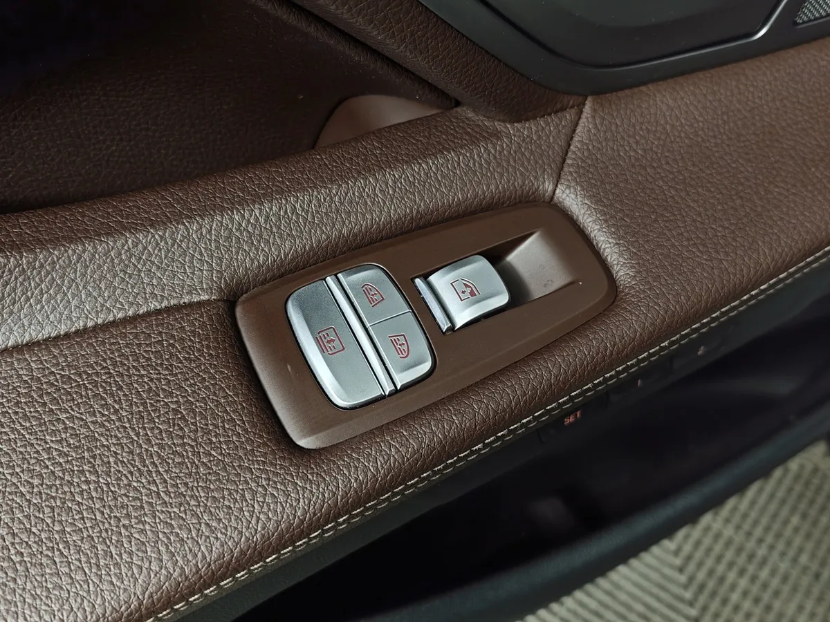 BMW 7 серия 730Ld xDrive AT (249 л.с.) Exclusive Черный в АВИЛОН. Слайд №22
