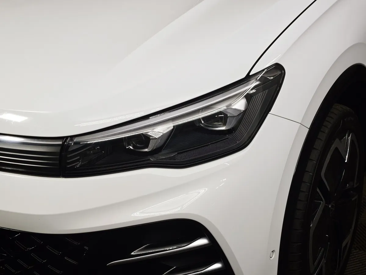 Volkswagen Tiguan 380 TSI 2.0 DSG 4WD (220 л.с.) R-Line Белый в АВИЛОН. Слайд №10